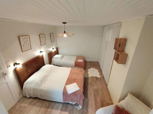 a small room with two beds in it at La Réclot in Herran