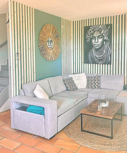 un salon avec un canapé et une table dans l'établissement Aphrodite by Kleidos - Très belle maison 6 P climatisée Golfe Sainte Maxime, à Roquebrune-sur Argens