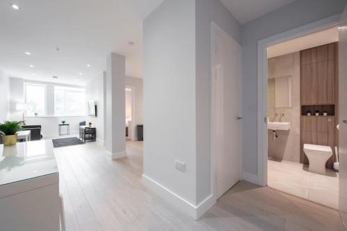 uma casa de banho branca com um WC e um lavatório em Space Apartments - Library House, Secure Parking, fast Wifi, Central Brentwood em Brentwood