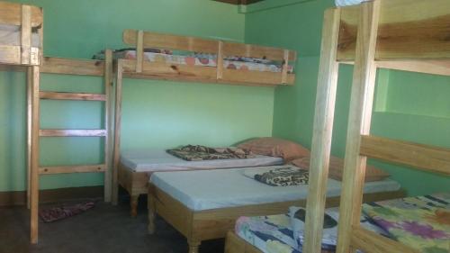 サガダにあるTRIPLE JS INN-SAGADAの二段ベッド3組が備わる部屋