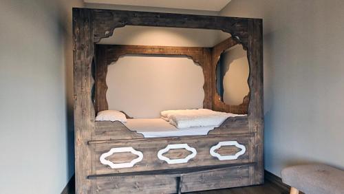 duże lustro w pokoju z łóżkiem w obiekcie Huso Mountain Lodge - Hemsedal w mieście Eikregardane