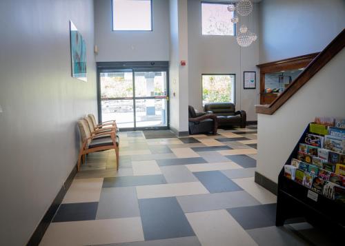 a waiting room with a checkered floor at Royal Inn & Suites in Akron