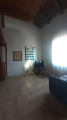 ein Wohnzimmer mit einem Computer und einem Fenster in der Unterkunft arborea in Marrùbiu