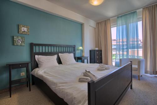 Postel nebo postele na pokoji v ubytování Bansko Royal Towers - 2BD Flat with Parking by Flat Mаnager