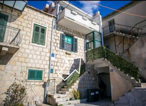 Το κτήριο όπου στεγάζεται  το διαμέρισμα