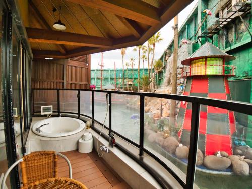 balkon z wanną i latarnią morską w obiekcie SKY PARADISE スカイパラダイス　ラクエン w mieście Oita