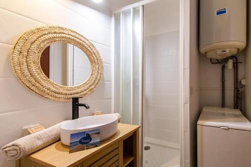 une salle de bain avec un lavabo et un miroir dans l'établissement Surf & Yoga * Cosy * Vue sur le port * Proche Montpellier, à Carnon-Plage