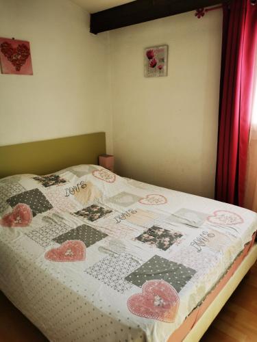 un lit avec une couette dessus dans une chambre dans l'établissement maison, au Barcarès