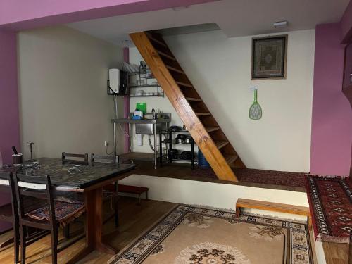 comedor con mesa y escalera en Kaji Homestay en Pātan