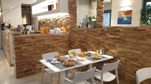 un tavolo con il cibo per la colazione in una cucina di Mura 5&7 a Trieste