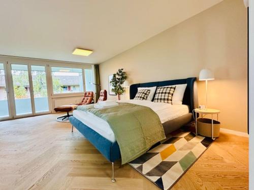 ein Schlafzimmer mit einem großen Bett in einem Zimmer in der Unterkunft Modern City Studio with Balcony in Zürich