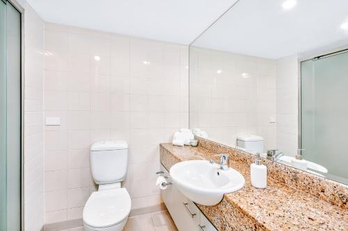 Ένα μπάνιο στο Luxury 2 Bed Palm Cove Unit, Pool & Partial Ocean View from 2nd Floor