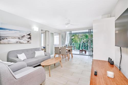 Χώρος καθιστικού στο Luxury 2 Bed Palm Cove Unit, Pool & Partial Ocean View from 2nd Floor