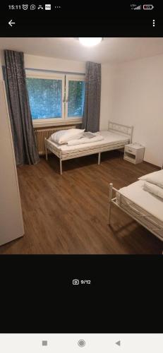 a bedroom with two beds and a window at Entspannter Rückzugsort in Vilshofen an der Donau