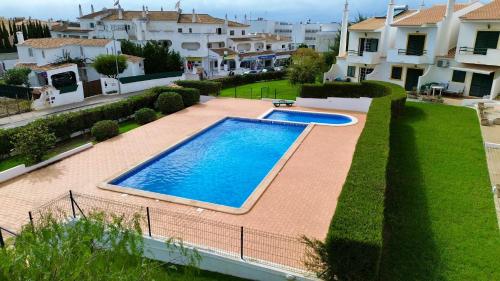 an overhead view of a swimming pool in a yard with houses at Casa Galé - Joia das Sesmarias 600mts praia in Albufeira