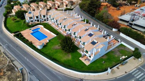 an aerial view of a house with a swimming pool at Casa Galé - Joia das Sesmarias 600mts praia in Albufeira