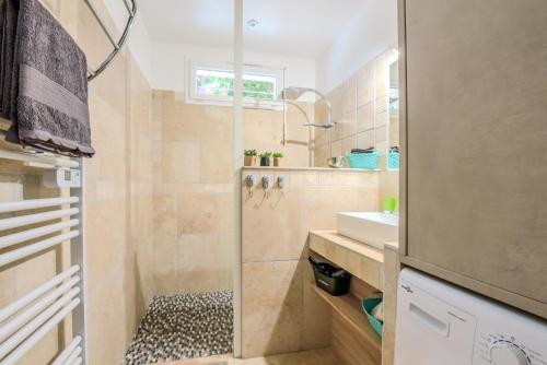 y baño con ducha y lavamanos. en Les Gîtes de Nathalie: Corneille et Rivals en Carcassonne