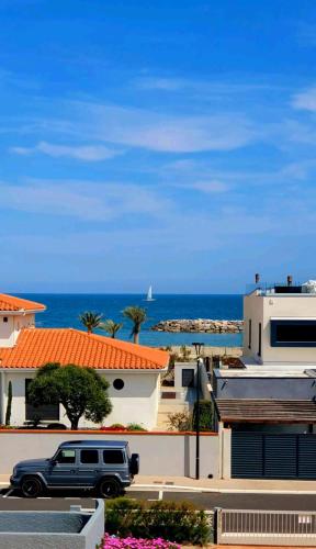 un camion garé dans un parking près de l'océan dans l'établissement À 2 pas de la plage, au Barcarès