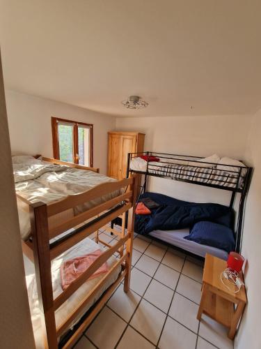 une chambre avec deux lits superposés et une table dans l'établissement Gte Mimosa - 6 people in the heart of the Dordogne, à Journiac