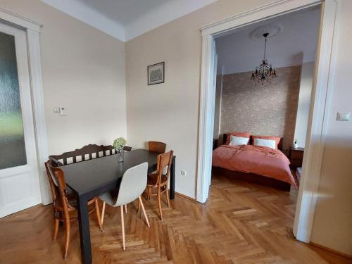 Pokój ze stołem i sypialnią z łóżkiem w obiekcie Terrific Tátra Apartment w Budapeszcie