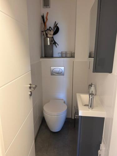 uma pequena casa de banho com WC e lavatório em Kleine zimmer in luxus wohnung em Schenefeld