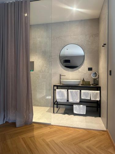 een badkamer met een wastafel en een spiegel bij Hotel DRAŠ in Maribor