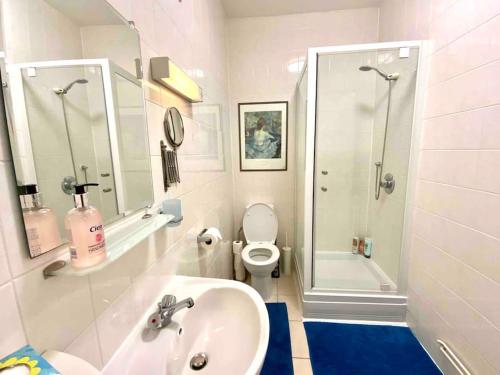 een witte badkamer met een wastafel en een toilet bij The Barn Delightful secluded Cottage in Heart Old Amersham in Buckinghamshire