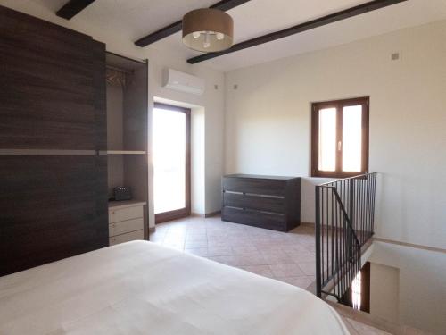 um quarto com uma cama branca e uma escada em Casa Lucrezia em Alba