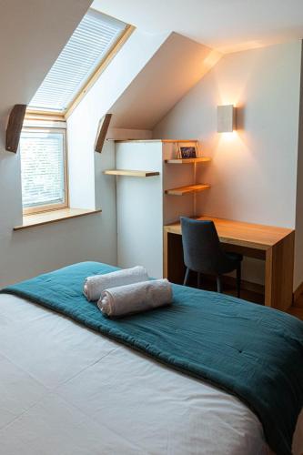 - une chambre avec un lit, un bureau et une fenêtre dans l'établissement La Grange du Colombier - Saint Geniez d'Olt et d'Aubrac, à Saint-Geniez-dʼOlt