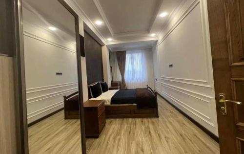 1 dormitorio con cama y espejo en Graz Robins house 3, en Hrubieszów