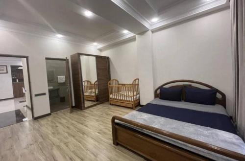 1 dormitorio con 1 cama con sábanas azules y espejo en Graz Robins house 3, en Hrubieszów