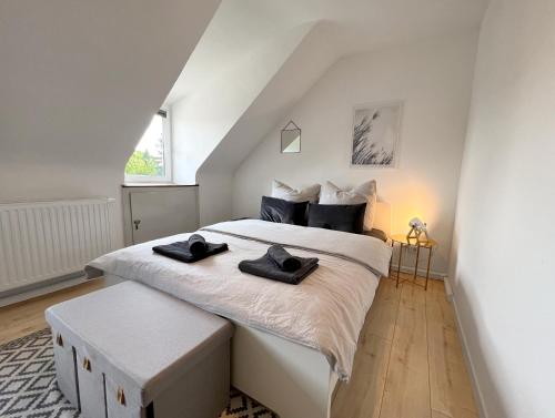 ein Schlafzimmer mit einem großen Bett mit zwei Handtüchern darauf in der Unterkunft Komfortable und gemütliche Wohnung mit 2 SZ in Mönchengladbach