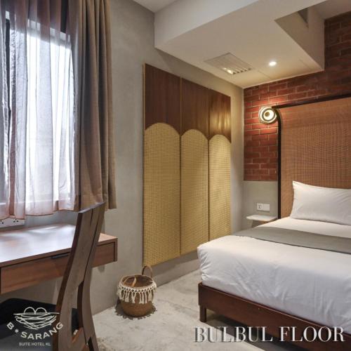 1 dormitorio con cama, escritorio y ventana en B Sarang Suite Hotel Kuala Lumpur, en Kuala Lumpur