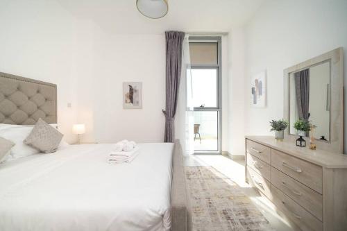 Postel nebo postele na pokoji v ubytování StoneTree - Furnished 2BR with floor-to-ceiling window