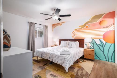 een slaapkamer met een bed en een schilderij aan de muur bij Gorgeous 4-bed home with Golf, Pool, & Hot Tub! in Phoenix
