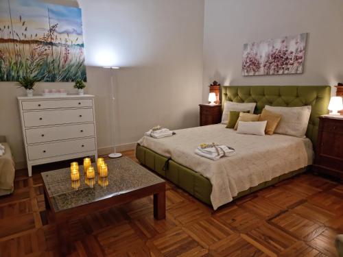 - une chambre avec un grand lit et une table dans l'établissement Ancient Luxury Home with heated pool near Catania, Taormina, the Sea and Mount Etna, à Giarre