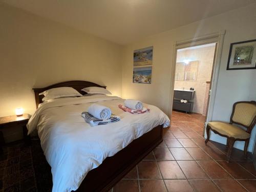 um quarto com uma cama grande e toalhas em Lake Noble em Saint-Germain-lʼAiguiller