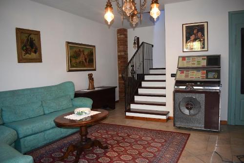 a living room with a blue couch and a table at Casa Vacanze Cascina Campagnola in Pozzolengo