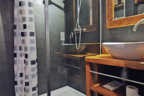 une salle de bain avec un lavabo et une douche dans l'établissement Studio cosy au pied des pistes avec piscine, à Saint-Gervais-les-Bains