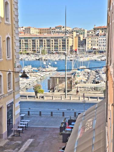 - une vue sur le port de plaisance depuis un bâtiment dans l'établissement Vieux-Port : Appartement Cozy, Calme et Pratique, à Marseille