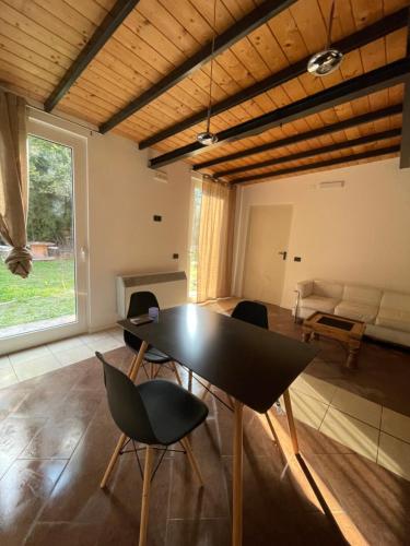sala de estar con mesa, sillas y sofá en Residence Villa Masi, en Ferrara