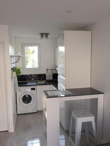 une cuisine avec une cuisinière et une machine à laver dans l'établissement New contemporary house, Orsay-Saclay near Paris and Versailles 35m2, à Orsay