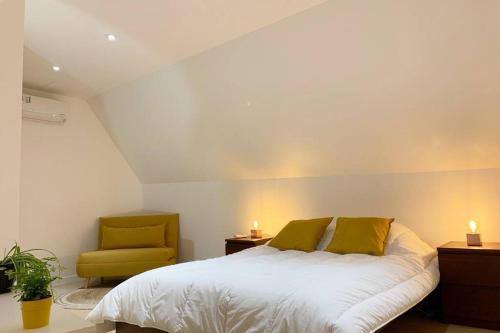 una camera con letto e sedia gialla di New contemporary house, Orsay-Saclay near Paris and Versailles 35m2 a Orsay