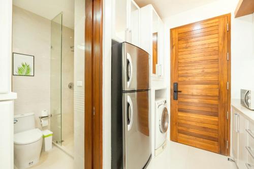 卡塔海灘的住宿－Rudi Condo by Q Conzept，一间带冰箱、洗衣机和烘干机的浴室