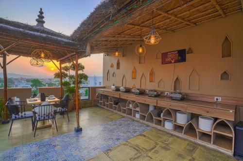 Un restaurante con una mesa y sillas en una habitación. en The Belmonte House By Levelup, en Udaipur