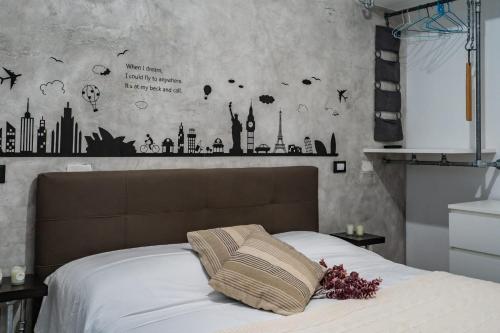 una camera da letto con un letto e un murale della città di Civico 65 ad Arezzo
