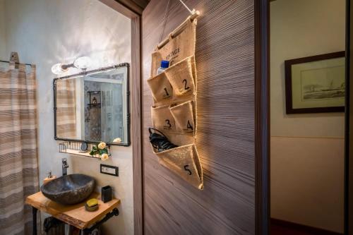 un bagno con lavandino e specchio di Civico 65 ad Arezzo