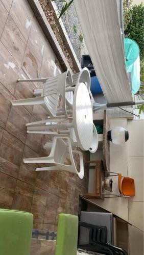 Cette chambre comprend un ensemble de plats suspendus au plafond. dans l'établissement Maison cosy, terrasse & jardin, à Imphy