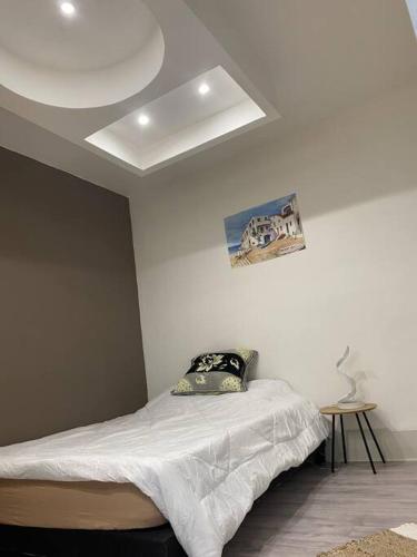 Ce lit se trouve dans un dortoir doté d'un plafond blanc. dans l'établissement Maison cosy, terrasse & jardin, à Imphy