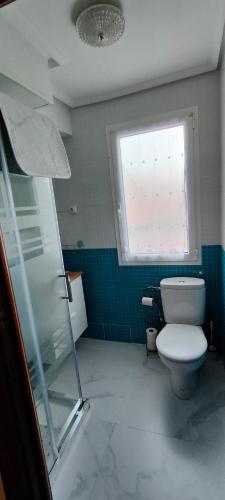 OrtuellaにあるApartamento Ortuellaのバスルーム(トイレ付)、窓が備わります。